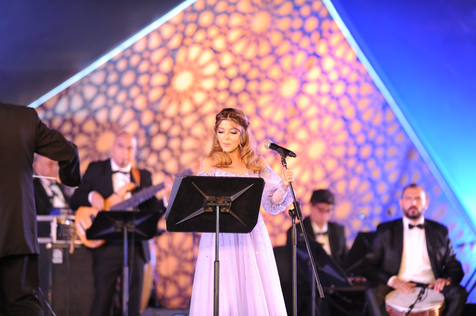 سميرة سعيد تنفعل على مايسترو حفلها بمصر وتتوقف عن الغناء (فيديو)