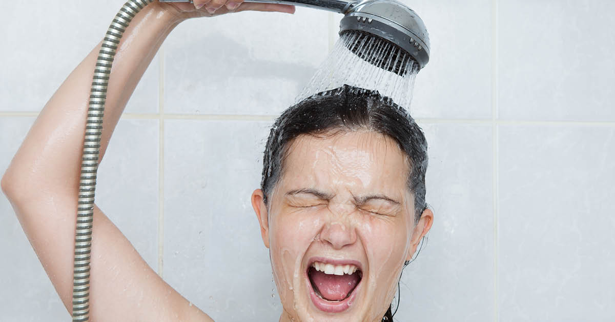 طبيب روسي يحذر: الاستحمام بالماء البارد في فصل الصيف قد يؤدي إلى التسمم