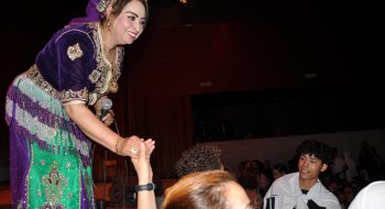 الفنانة الأمازيغية فاطمة تحيحيت تحيي حفلا فنيا بمدينة ليريدا الإسبانية